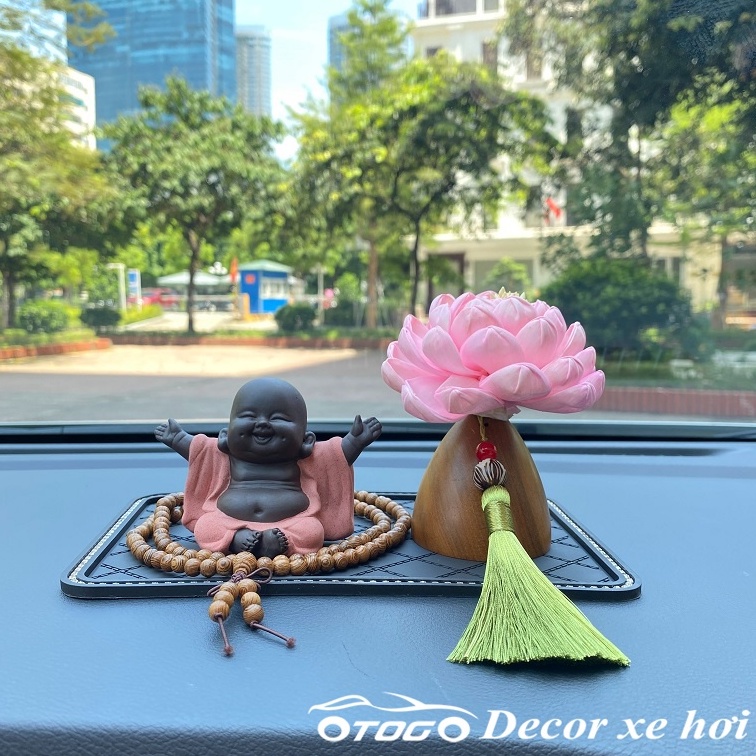 SET TƯỢNG GỐM CHÚ TIỂU VUI VẺ VÀ ĐÀI SEN GỖ TRANG TRÍ TAPLO XE HƠI