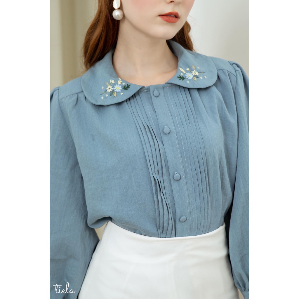 TIELA Áo cổ tròn cánh sen thêu hoa đối xứng - Wendy Shirt