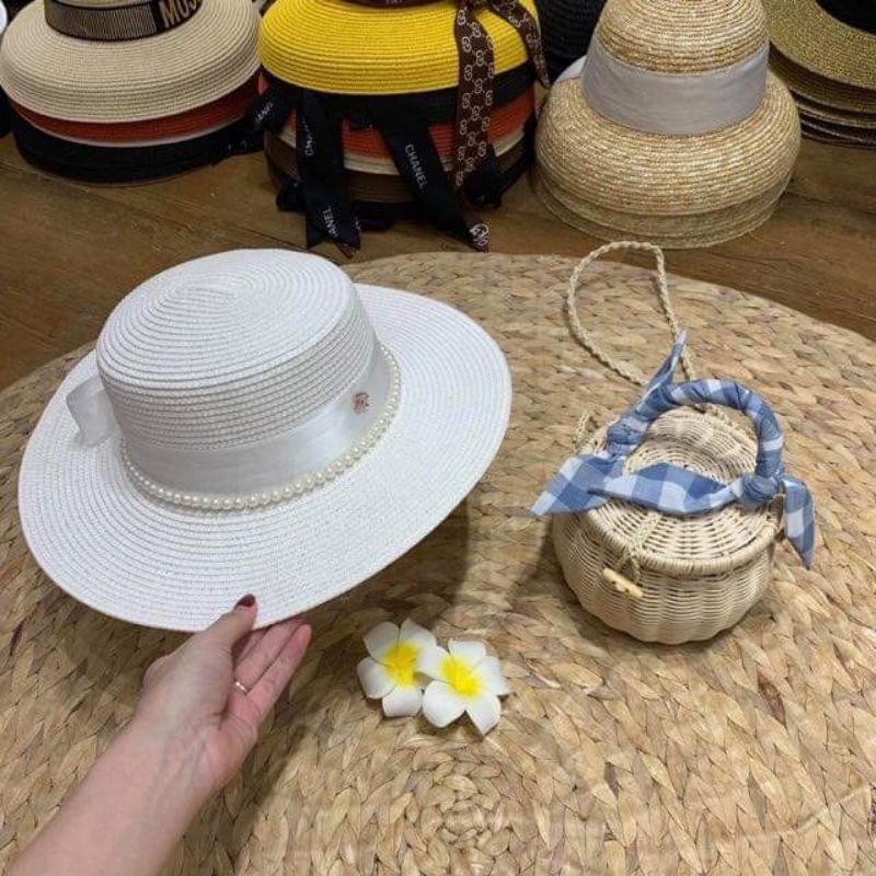 Mũ cói vành nhỏ đi biển đai dây ngọc gắn chữ sang chảnh