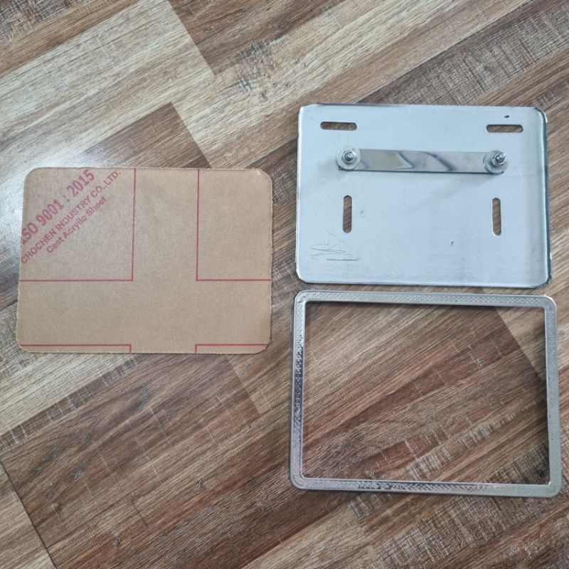 Khung biển số xe máy titan inox dễ dàng lắp tại nhà