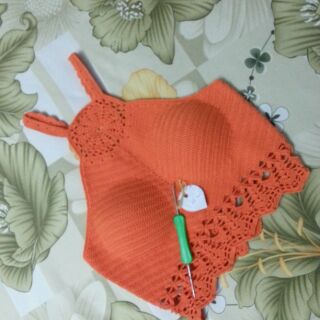 Áo bikini yếm cam đất. Áo có may mút kèm theo để đễ mặc đi biển. Khách nhanh tay đặt hàng cho mùa hè này.