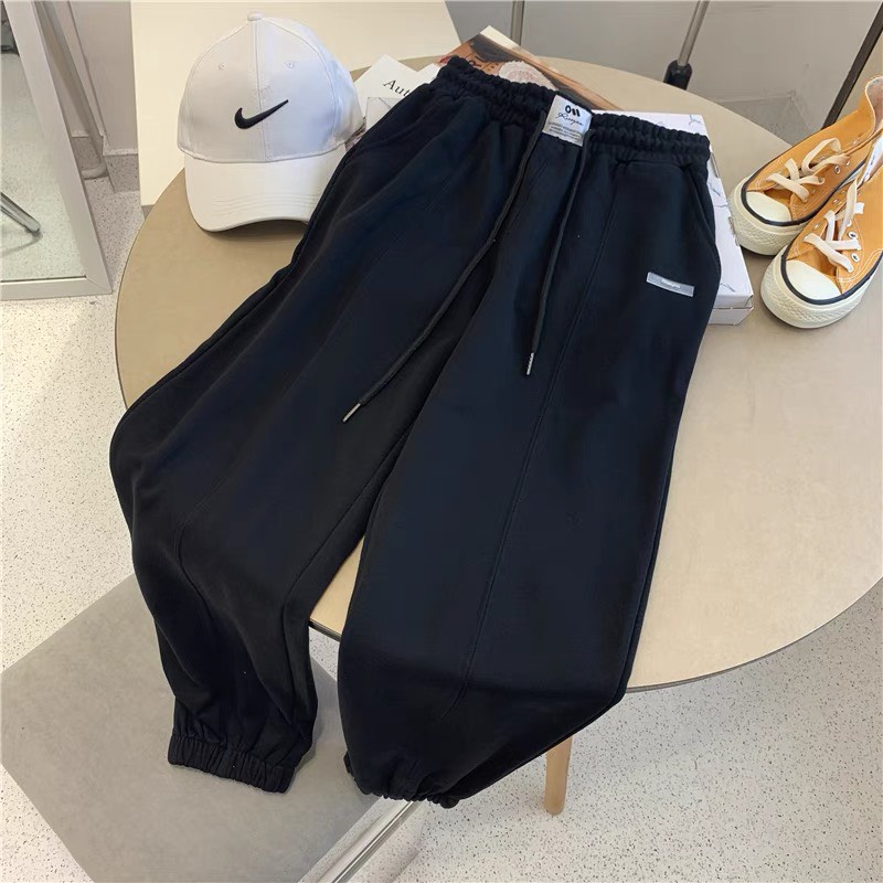 Quần Jogger Gắn Logo Quần Dài Chât Thun Đẹp Không Xù Phong Cách Hàn Quốc Unisex Nam Nữ