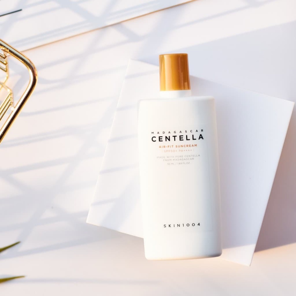 Kem chống nắng Skin1004 Madagascar Centella Air-Fit Suncream Plus 50 ml của Hàn, nâng tone dùng cho da dầu, da nhạy cảm.
