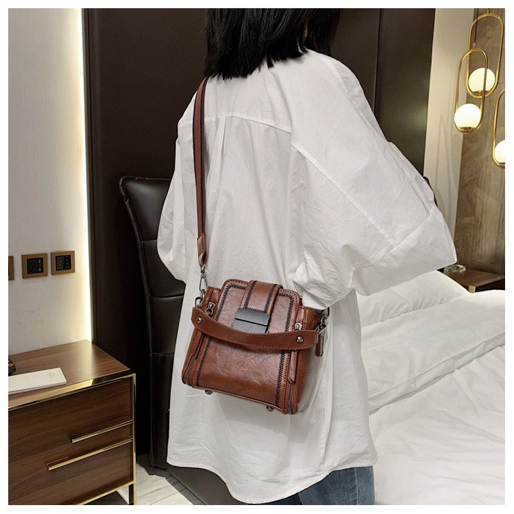 Túi xách màu trơn họa tiết khóa vuông DEMAK dành cho nữ MN42 | BigBuy360 - bigbuy360.vn