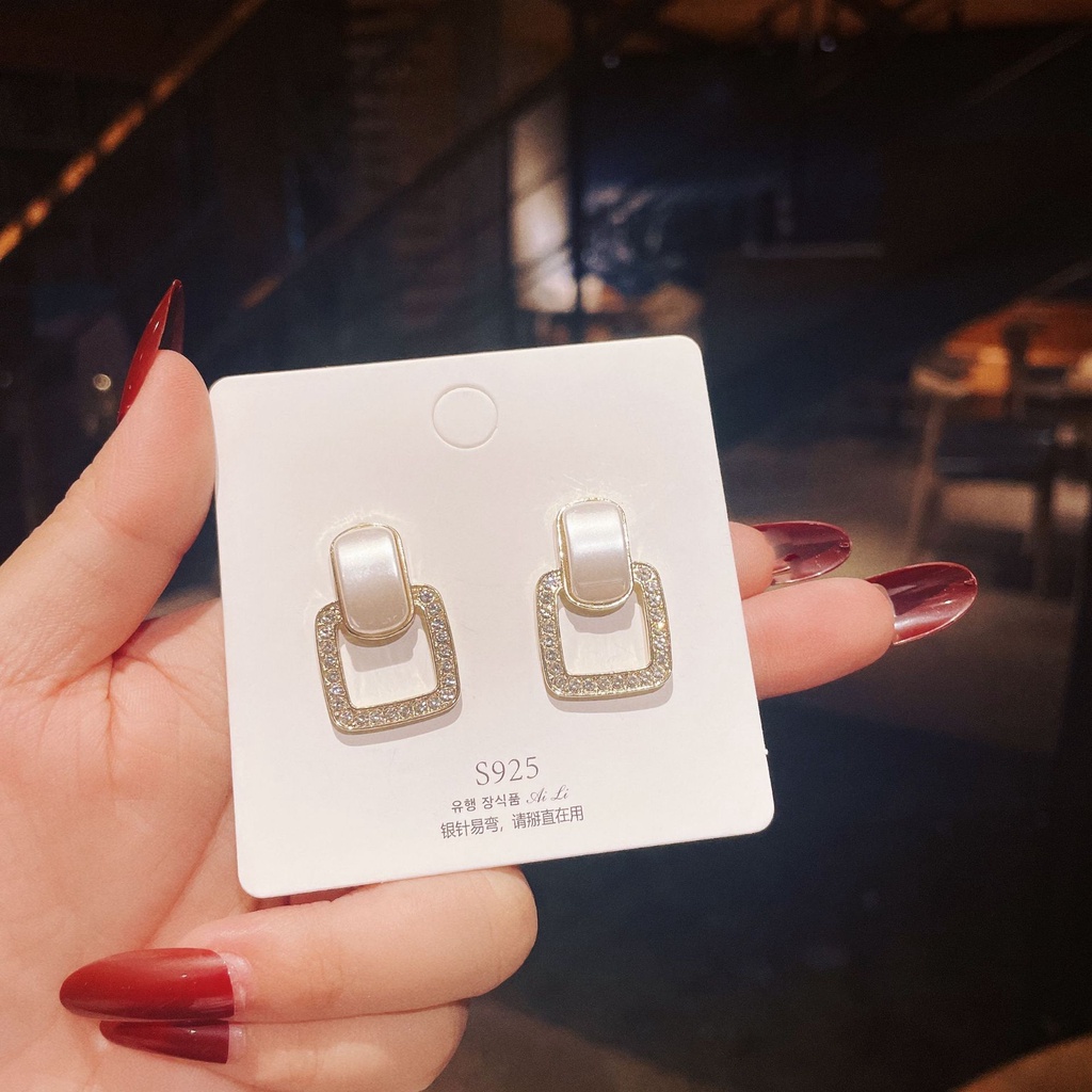 Đôi Bông Tai Ngọc Trai Giả Hình Vuông Mẫu Mới 2022 Dành Cho Nữ