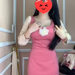 Áo dài cách tân còn Hồng