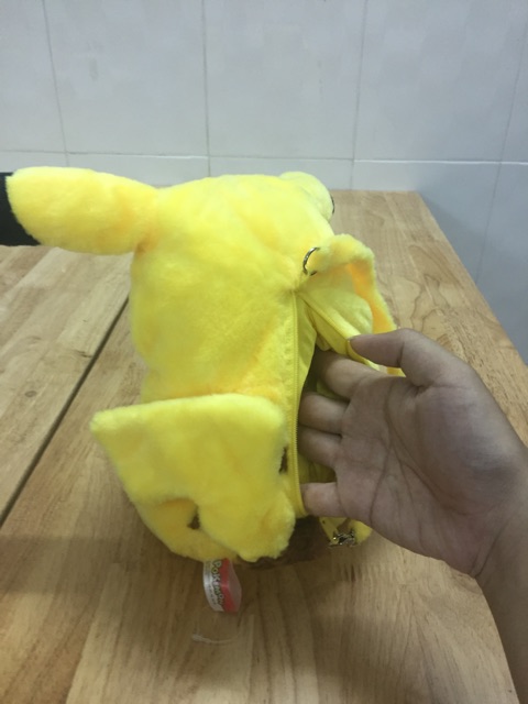 Gấu bông pikachu có túi khoá kéo phía sau