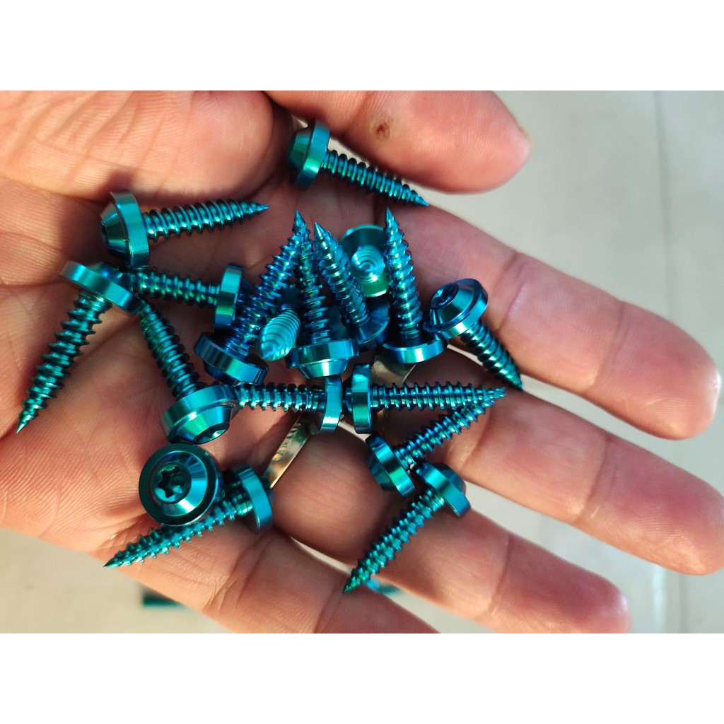 Ốc titan gr5 5li22 ren xoan gan đuôi sirius và pô e xe tay ga