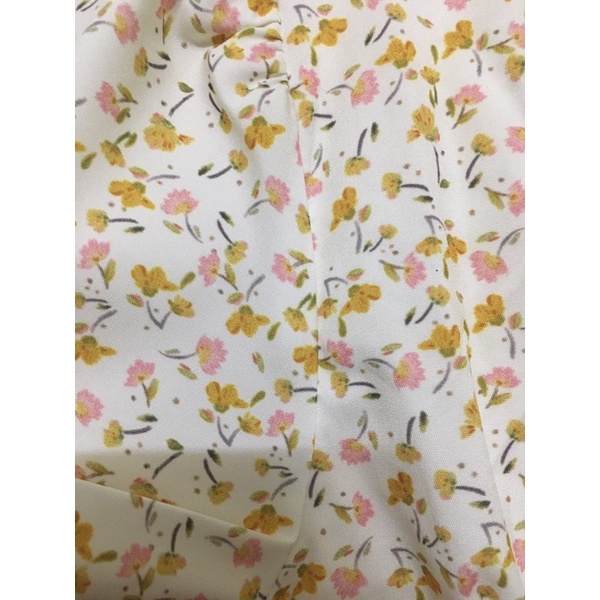 Váy Jum hoa nhí vàng dáng ngắn tay, bo eo, nơ bụng