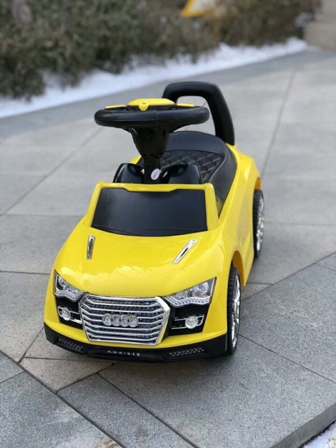Xe ô tô chòi chân Audi 1688 có nhạc cho bé yêu