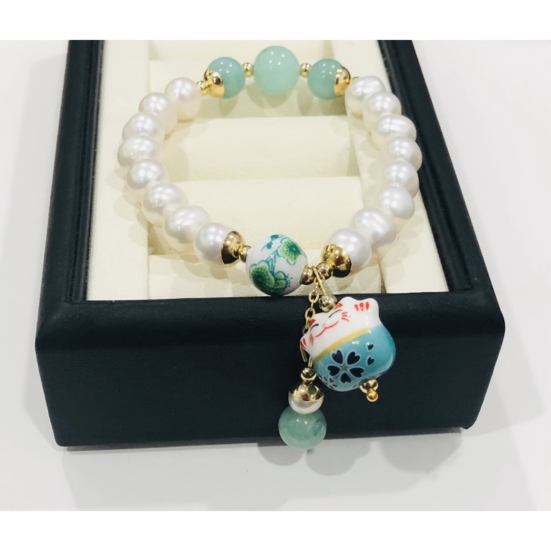 Vòng Tay Ngọc Trai 8 Ly Mix Charm Sứ Hình Mèo May Mắn - Ngọc Trai Trường Thịnh