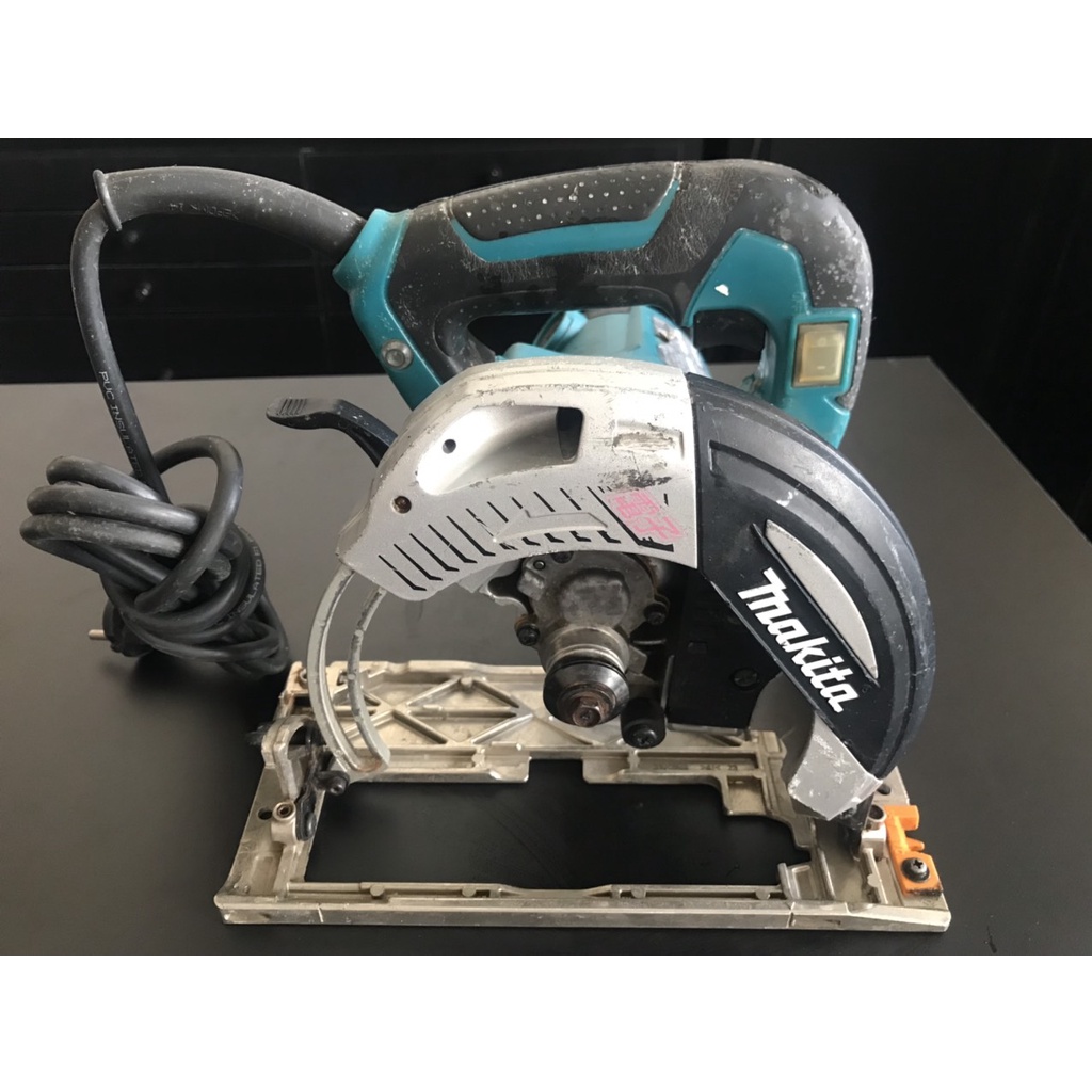 Máy cưa đĩa Makita 5732C 165mm. Dùng tốt trong cưa gỗ