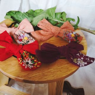 Cột tóc nơ thêu tay