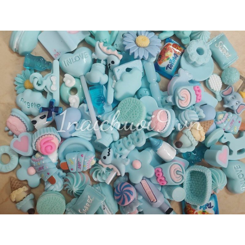 Túi 30 charm mô hình bánh kẹo, vật dụng màu xanh biển dùng cho các bạn trang trí điện thoại, DIY