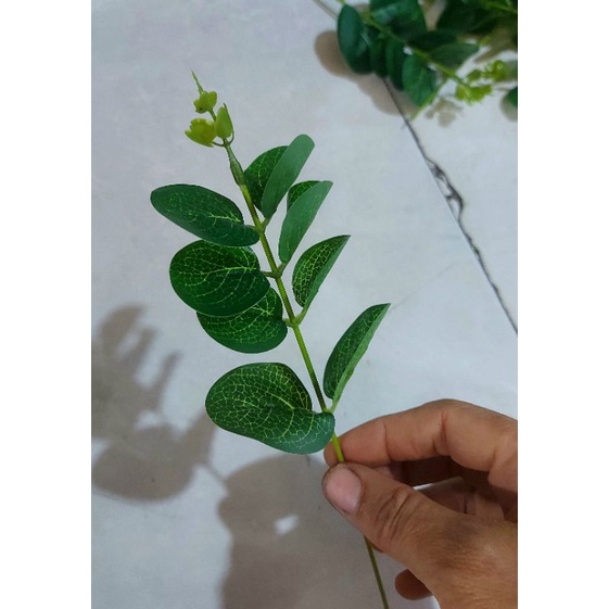 LÁ TÁO GIẢ. LOẠI 1 NHÁNH .MÀU SẮC XANH ĐẸP KHÔNG RỤNG .DÙNG CẮM ĐIỂM PHỤ VÀO BÓ HOA SÁP ,BÌNH HOA .