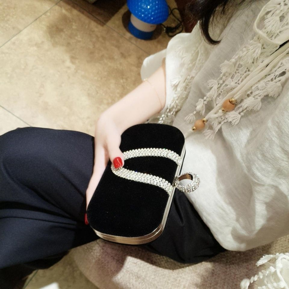 Ví cầm tay đính đá sang trọng dành cho nữ