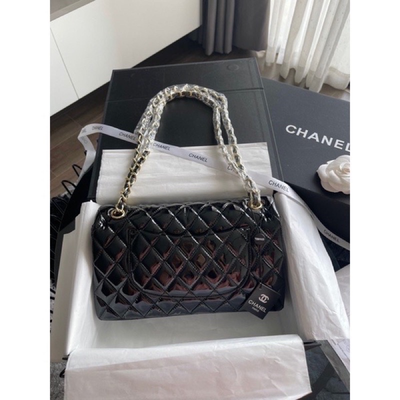 Túi xách nữ cao cấp Chanel classic da bóng size 25cm tag vàng cầm nặng tay, 2 màu đen và đỏ mận
