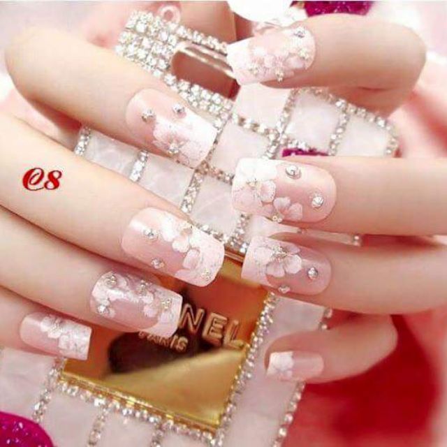 Móng tay giả đính đá