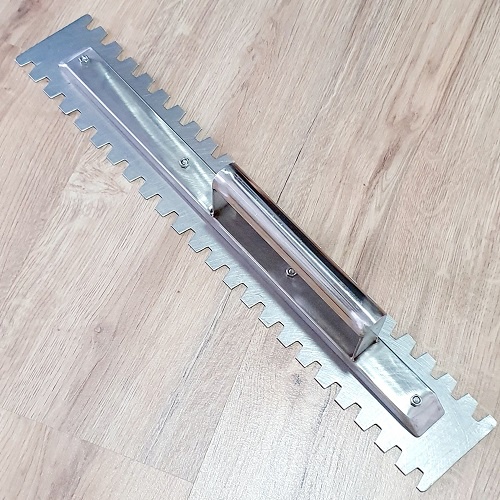 Bay Chuyên Dụng Lát Gạch Inox 304 Lưỡi Dài 50Cm - Phối Cán Gỗ - Rãnh Răng Cưa Vuông 10MM