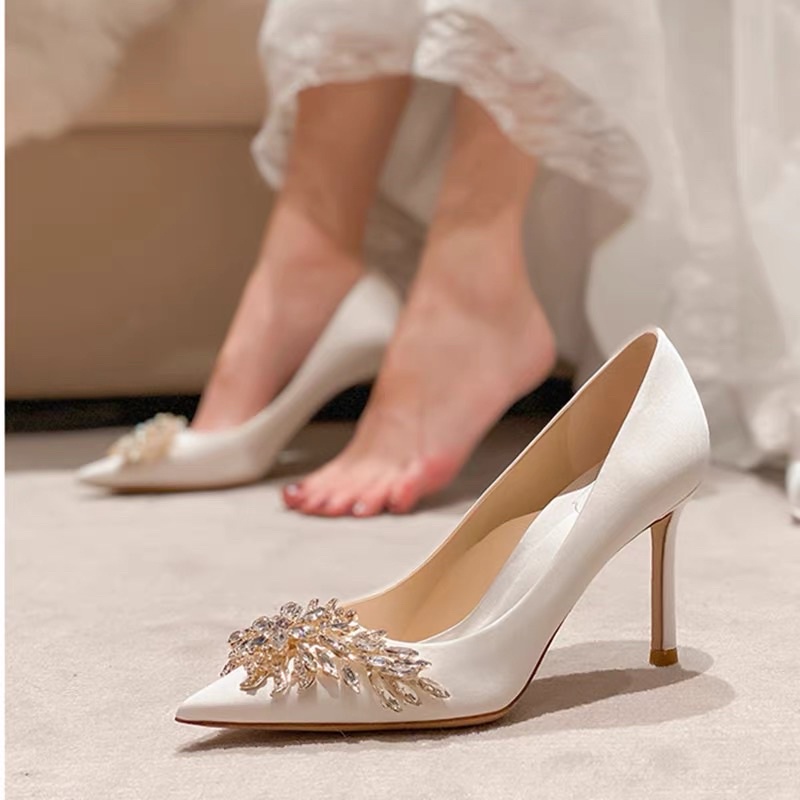 Giày cưới cô dâu đính hoa đá gót nhọn cao 8cm bọc lụa