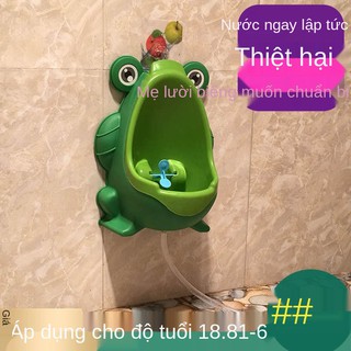 bồn tiểu trẻ em treo tường bé trai đứng cầu nghệ thuật
