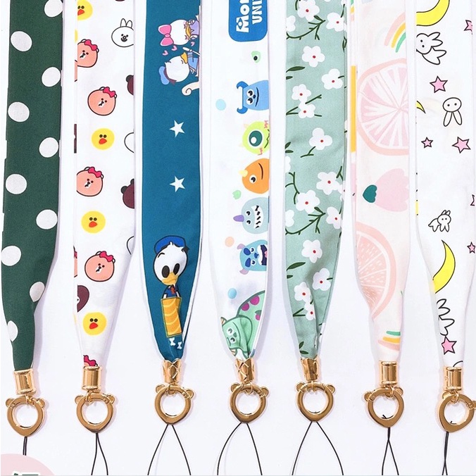 Khăn quàng lụa Thẻ, thẻ sinh viên và điện thoại di động.