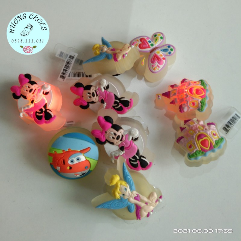 [Giao mẫu ngẫu nhiên] - Combo 2 jibit 3D phát sáng, sticker đính dép sục, sục cross siêu cute