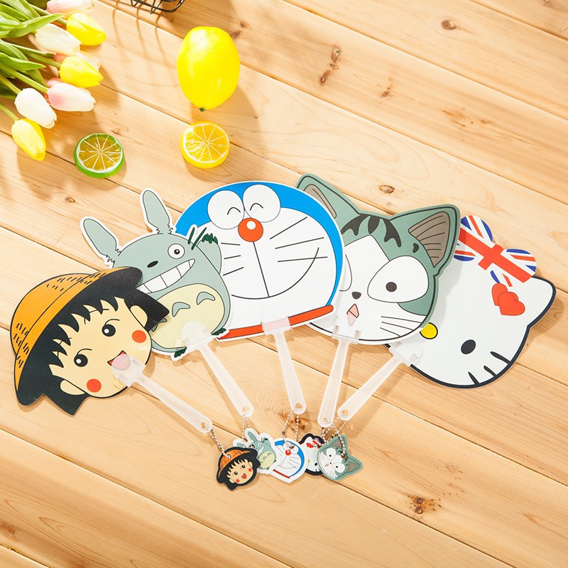 Quạt Nhựa Cầm Tay Hoạt Hình Cute (Ngẫu Nhiên) | BigBuy360 - bigbuy360.vn