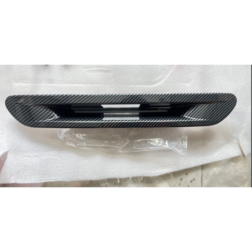 Ốp tay mở cốp sau carbon xe Kia Carnival 2021- 2022 vân cacbon cao cấp