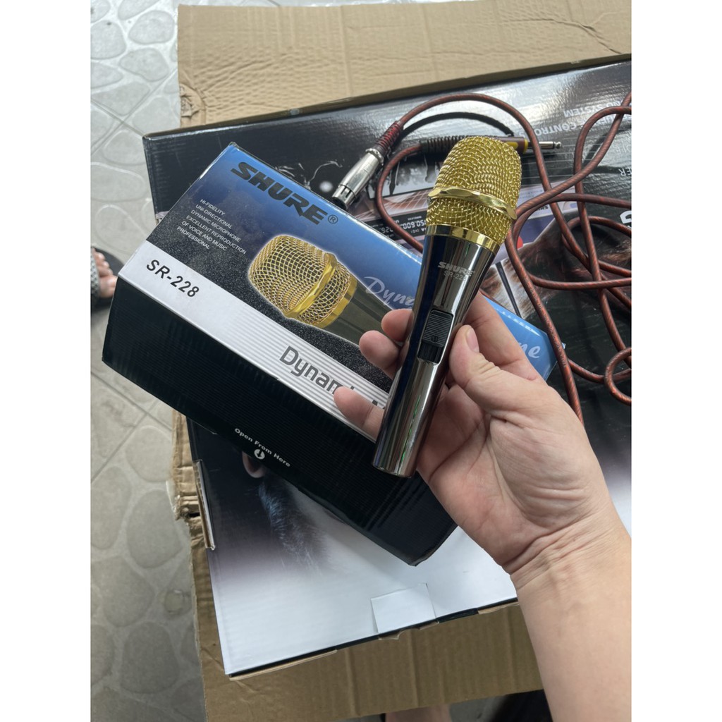 Micro có dây Sh.ur.e SR-228 thích hợp phục vụ cho karaoke gia đình chuyên nghiệp, hội họp quan trọng, thuyết trình...