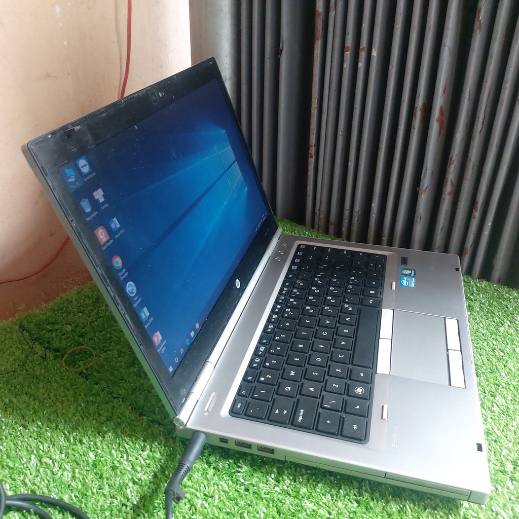 Laptop dùng cho kinh doanh bất động sản đăng tin, cập nhật tin tức giá cả thị trường