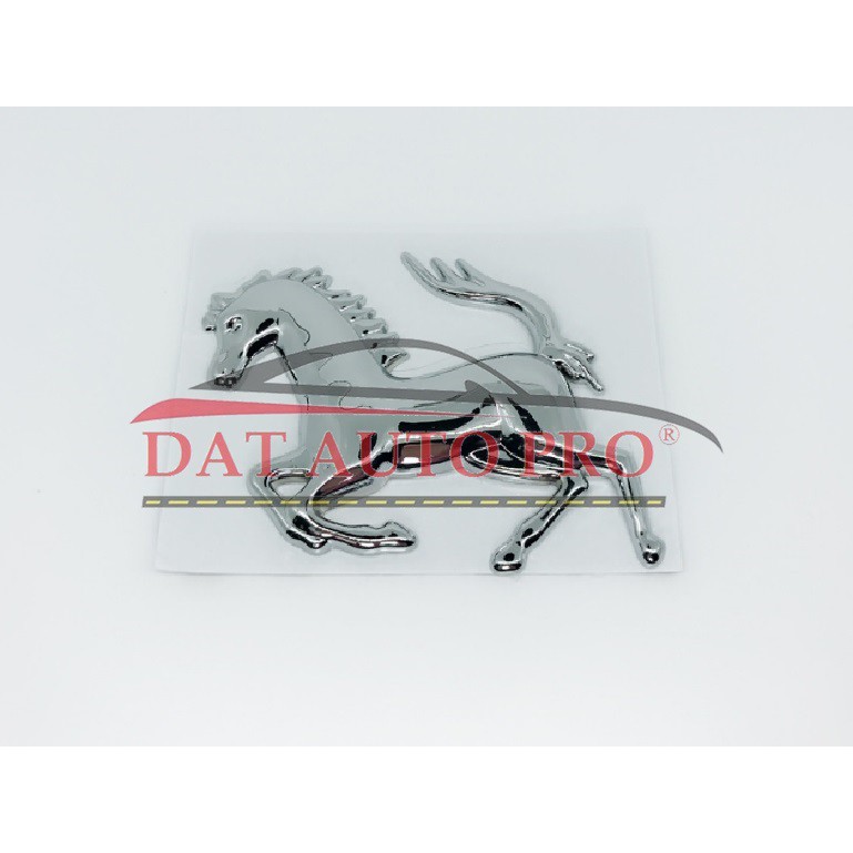 Tem logo nổi 3D ngựa kiểu Ferrari trang trí xe màu trắng