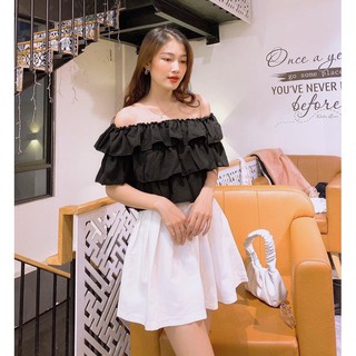 WEE SHOULDER TOP Áo bẹt vai nhún bèo tầng trắng đen (ảnh thật)