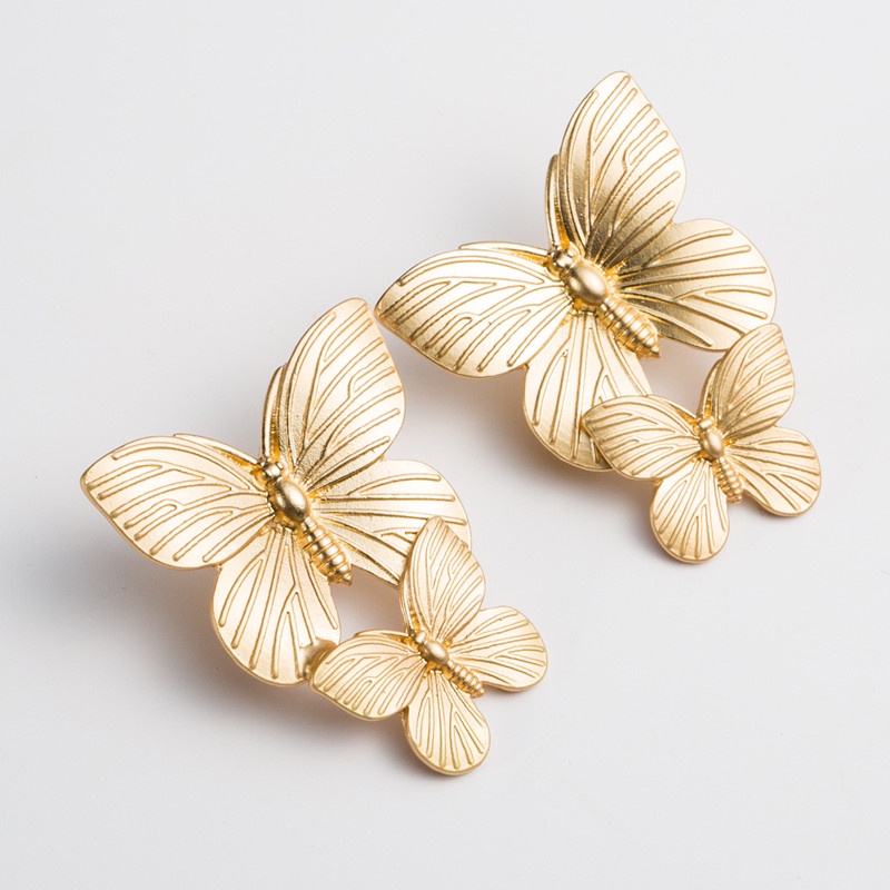 1 Đôi Bông Tai Hình Bướm Bằng Kim Loại Màu Vàng 5.2x4cm Thời Trang Sáng Tạo
