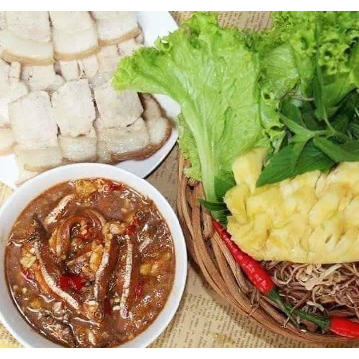 Mắm cá cơm nguyên con 1 chai gần 400gr y hình