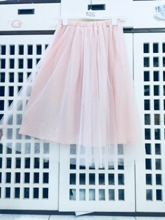 Chân váy lưới tutu dáng dài.