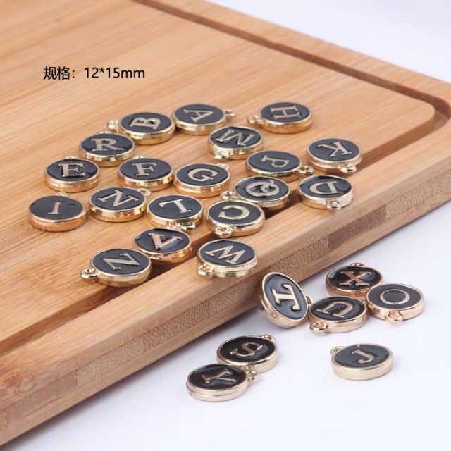 Charm chữ cái kim loại màu trắng và đen từ A-O