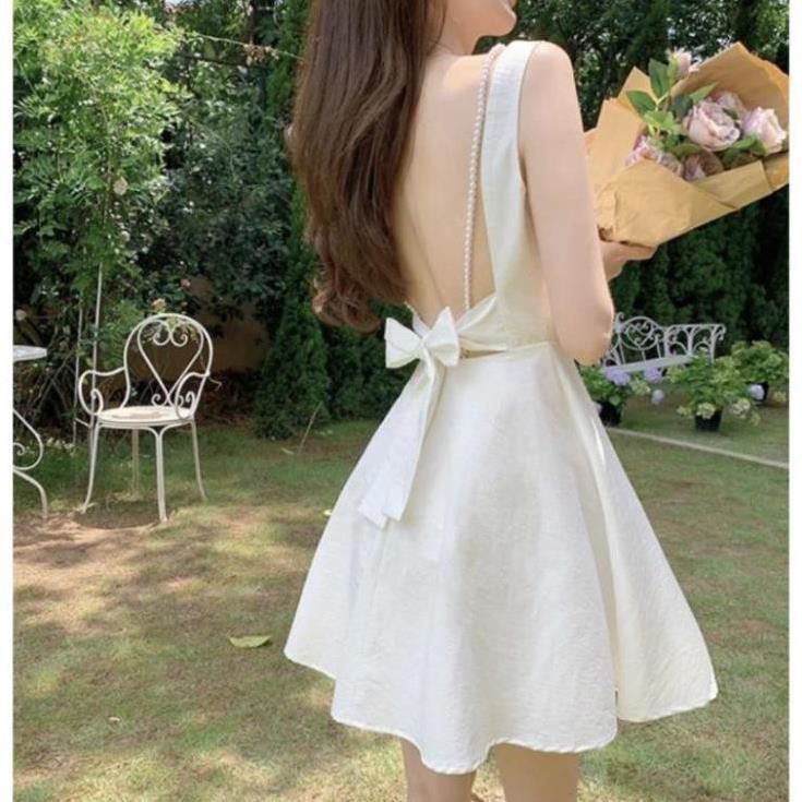 Đầm trắng hở lưng cột nơ dây chuỗi nhẹ nhàng xinh xắn | BigBuy360 - bigbuy360.vn