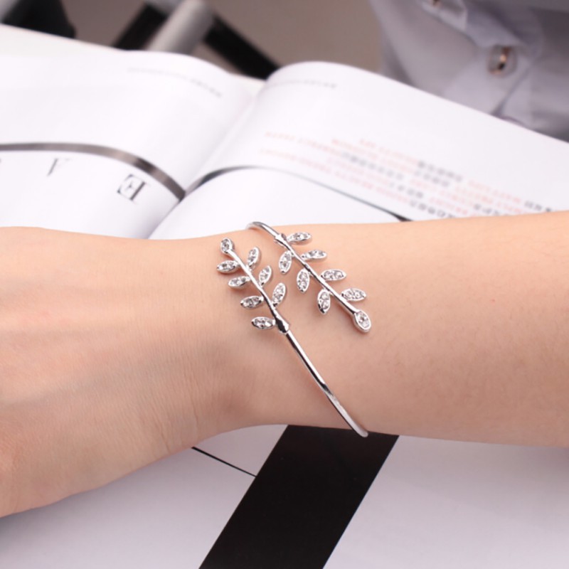 Vòng đeo tay dạng mở đính đá zirconia hình dạng chiếc lá đẹp mắt thời trang Âu Mỹ