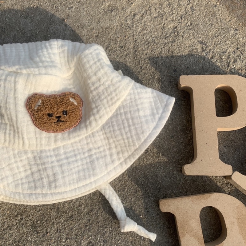 Mũ xô muslin gấu thêu 4 lớp màu trắng kem cho bé