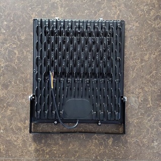 ĐÈN PHA 220VAC MẶT ĐEN 200W MÀU VÀNG 3000K (ESNCO)