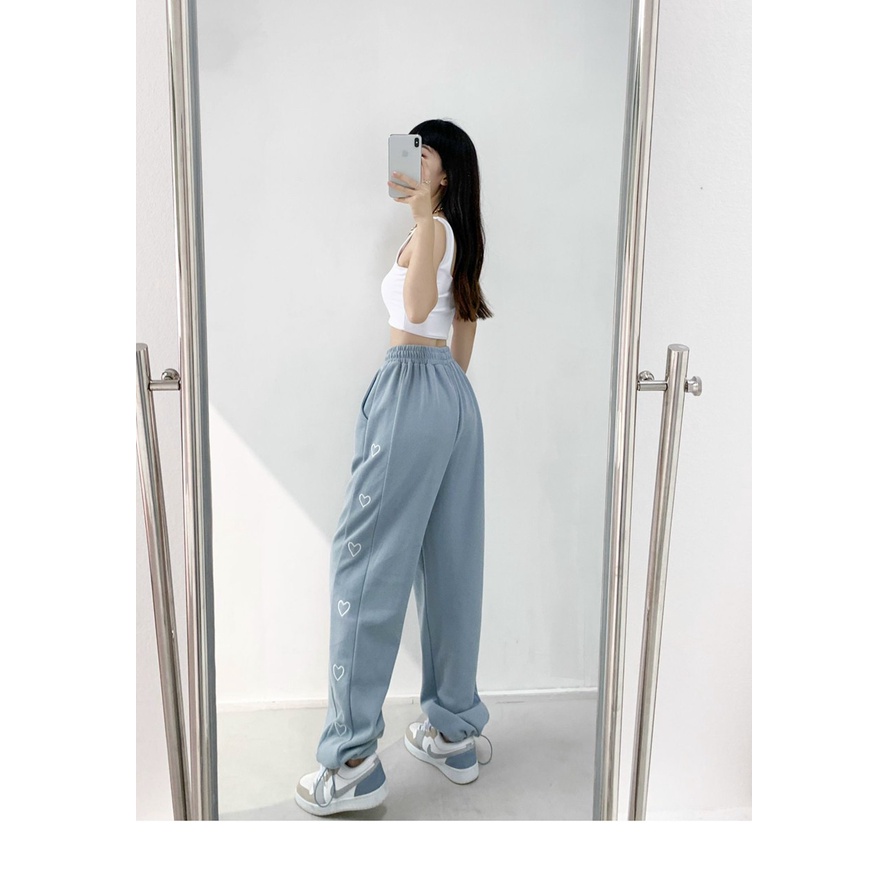 Quần jogger nữ cạnh tim, quần dài nữ in hình trài tim bên hông chất liệu Umi cao cấp mềm mại phong cách thể thao.