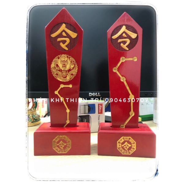Thẻ bài gỗ đào phong thủy,khắc một mặt chữ lệnh và đầu rồng. Kích thước 24,5cm. Loại có đế và không đế. Màu đỏ và vàng