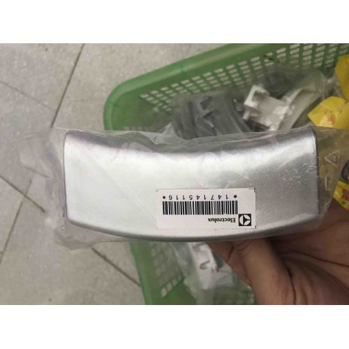 Tay nắm cửa máy giặt Electrolux ngắn màu ghi xám