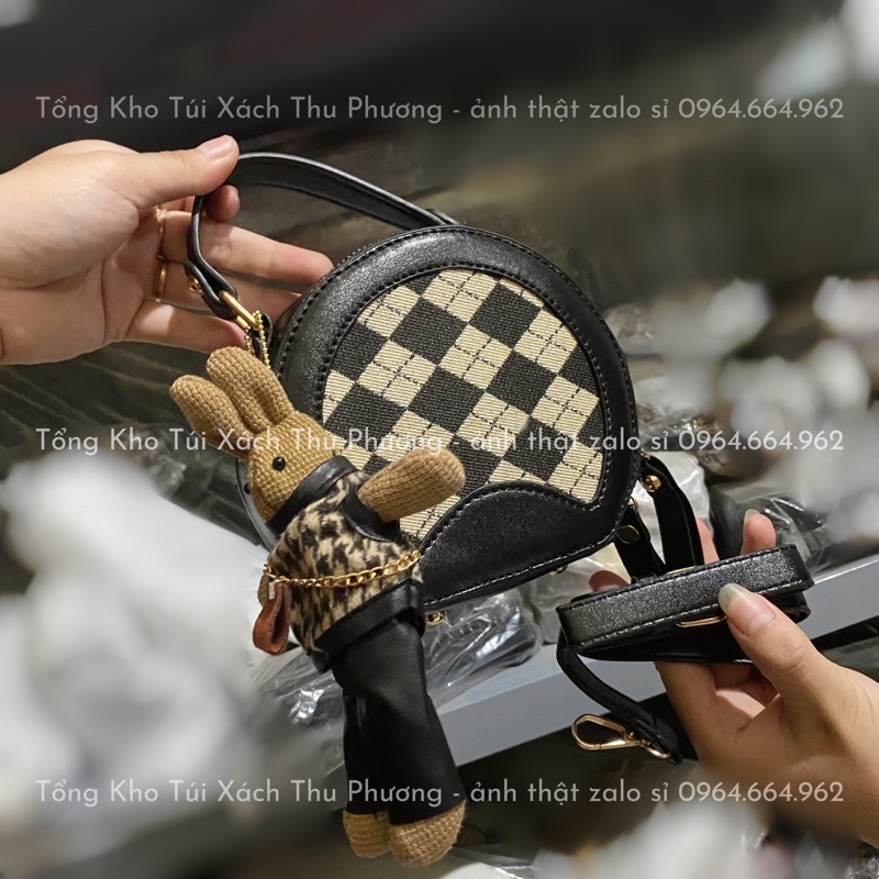 Túi Đeo Chéo Nữ Dáng Cốp Tròn Hoạ Tiết Kẻ Ô Tặng Kèm Gấu Hàng Hottrend 2023 (cam kết chuẩn ảnh)