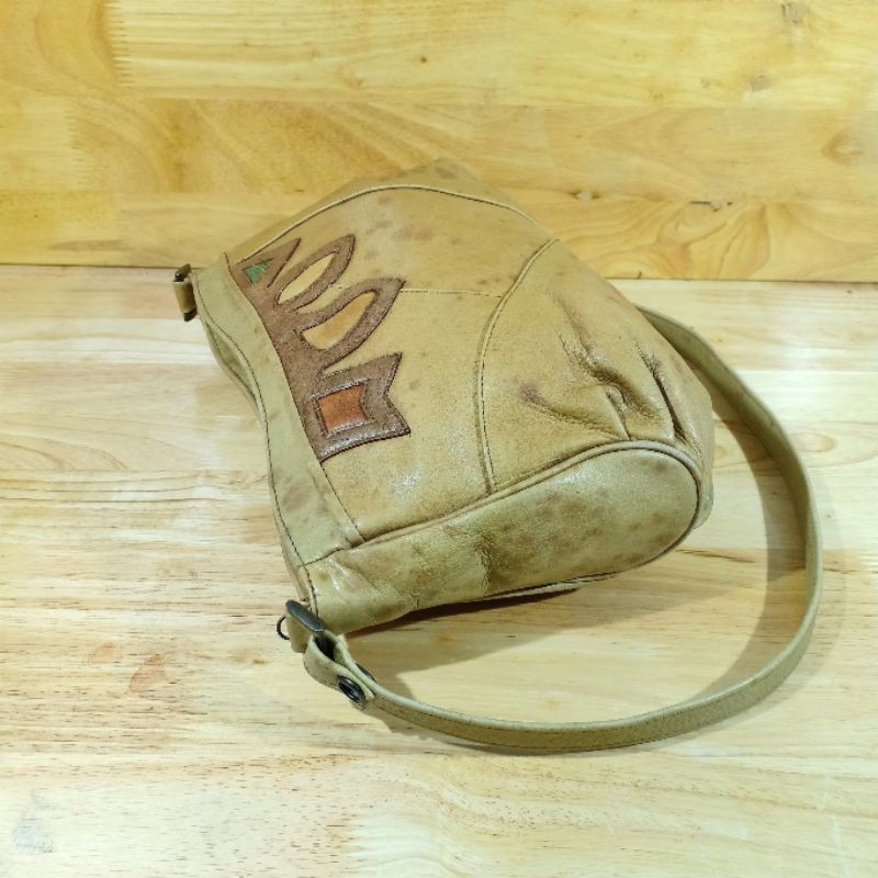 Túi đeo chéo da lạ secondhand  220807