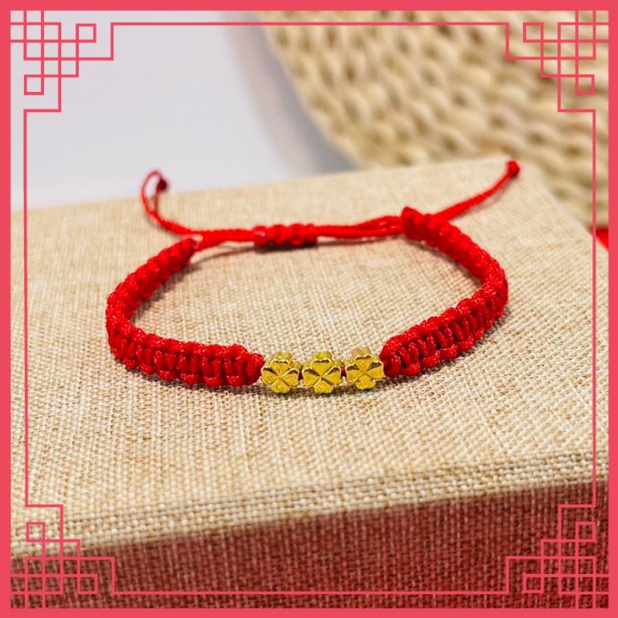 Vòng tay chỉ đỏ mix charm cỏ 4 lá mạ vàng thanh lịch, phong thủy, may mắn