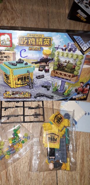 Lắp ráp 1 hộp LegoPubg 70075 có trên 100 chi tiết bằng nhựa ABS