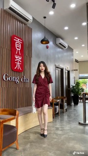Đầm cổ V đỏ nhún
