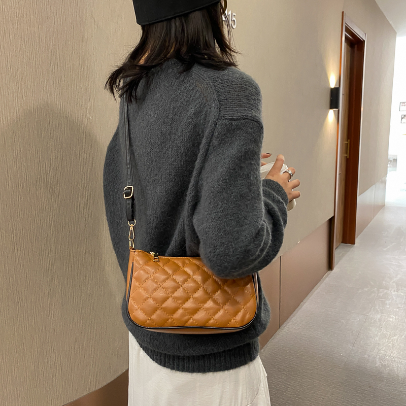 Túi xách đeo chéo thời trang dành cho nữ IELGY